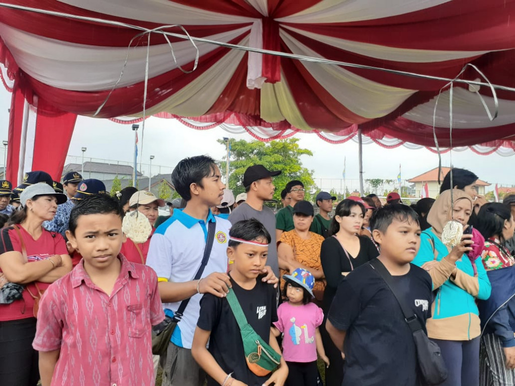Keseruan Lomba Makan Kerupuk Memperingati HUT Kemerdekaan Republik Indonesia di Desa Dalung